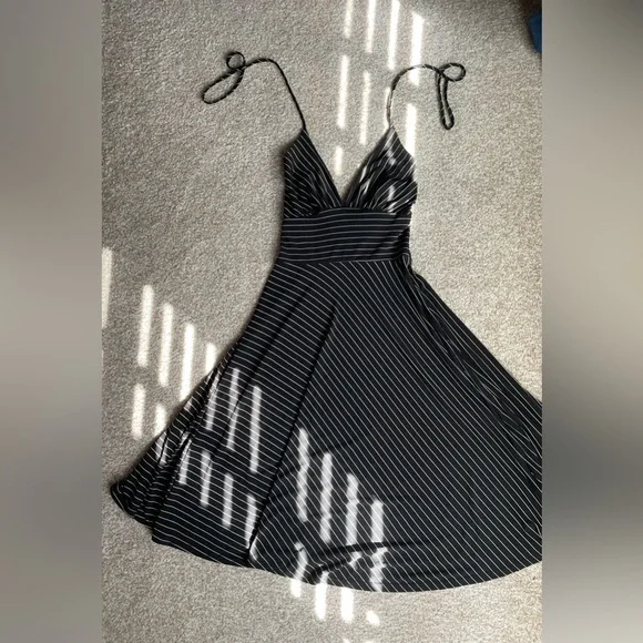 Alyn Paige Black and White Asymmetrical Halter Dress - S - Picture 1 of 6